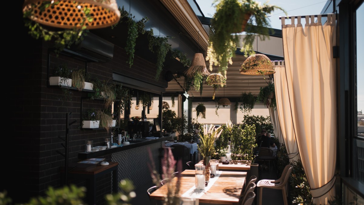 Dnevni ambijent zelene Heritage Rooftop terase